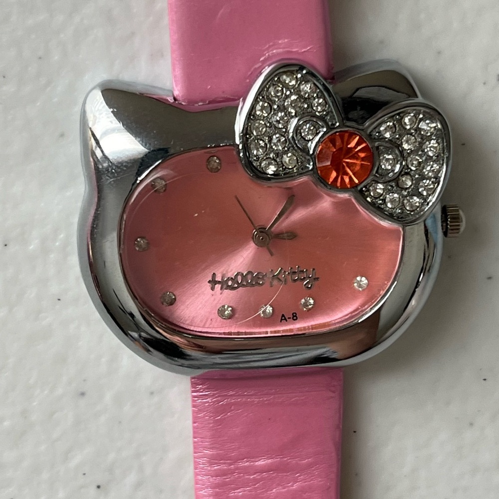 Hello Kitty Pink Accessory Bundle | Beanie, Gloves, Wallet, Watch & Keychain - Picture 16 of 17